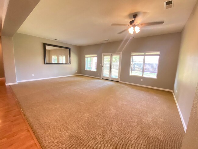 Building Photo - In Hanford-4 Br 2.5 Ba Available Now