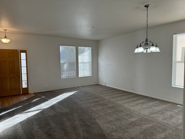 Building Photo - SPACIOUS 3BD/2.5BA TOWNHOME at THE BLUFFS ...