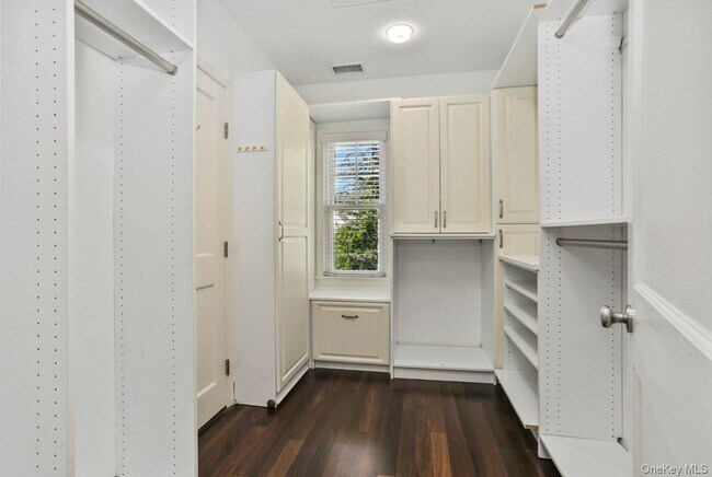 Building Photo - 724 Forest Ave
