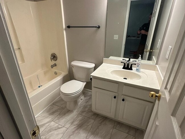 Building Photo - 3BR Townhome in Brentwood