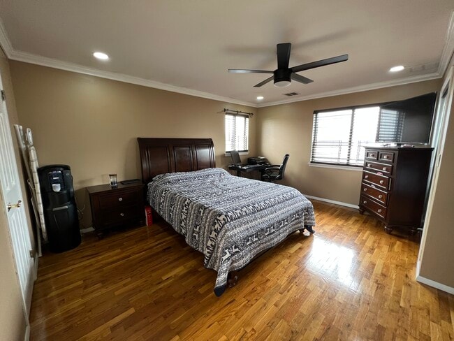 Building Photo - 129 Beach St