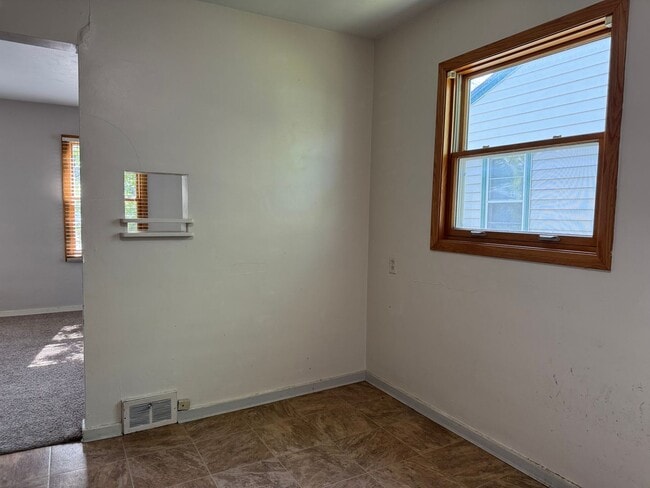 Building Photo - 4 Bedroom 2 Bath - North Fargo