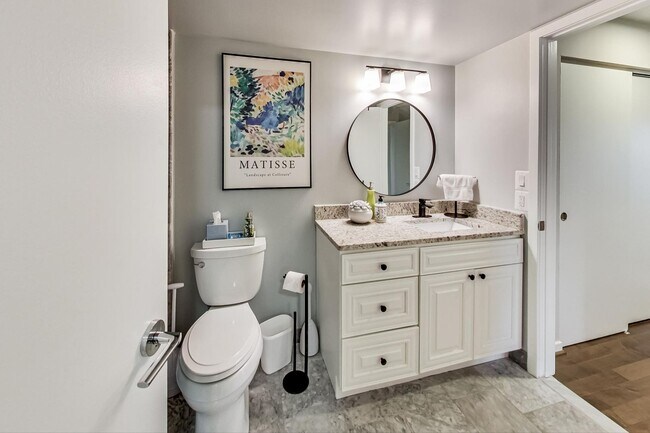 Building Photo - 2-bedroom, 1-bath condo in the sought-afte...