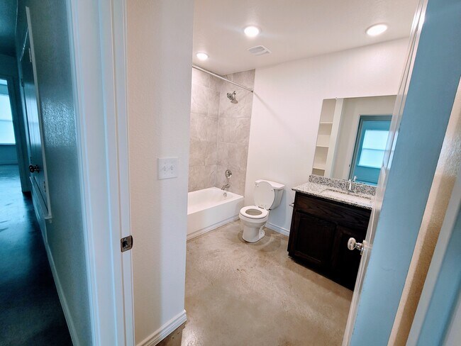 Building Photo - 129 Wind Ridge Dr