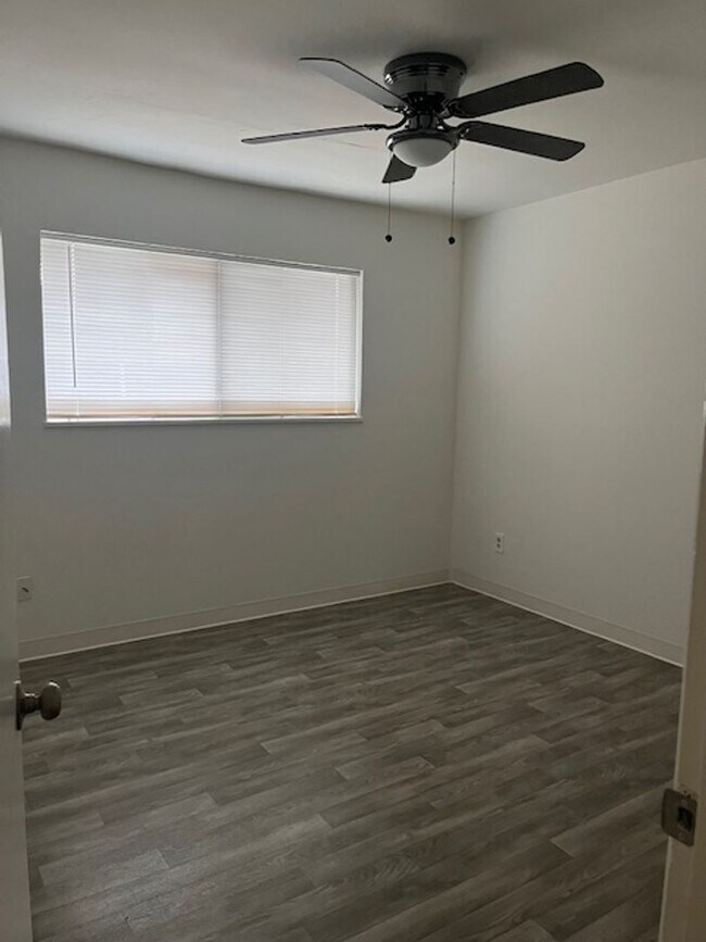 Building Photo - HT-406-410