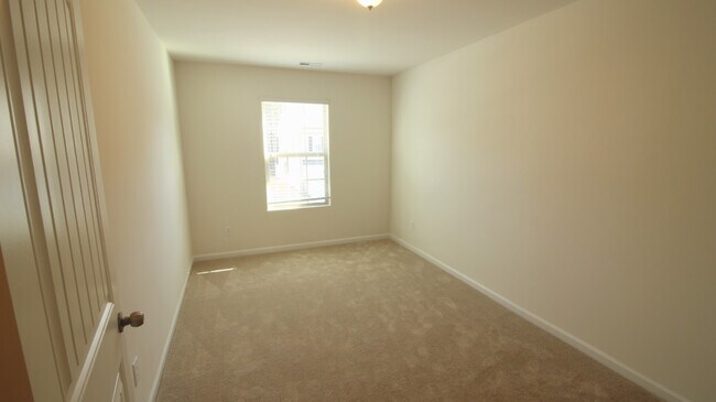 Building Photo - Beautiful and Bright 3 bedroom 2.5 bath Townhouse in Brightleaf with a Garage!!