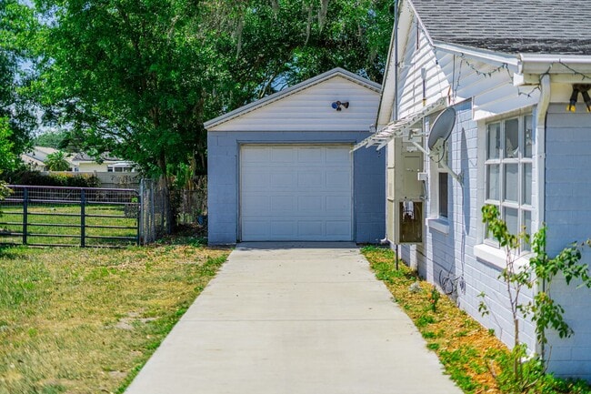 Building Photo - MOVE IN SPECIAL- Charming 2/1 Home w/ Partially Fenced Yard in St. Cloud