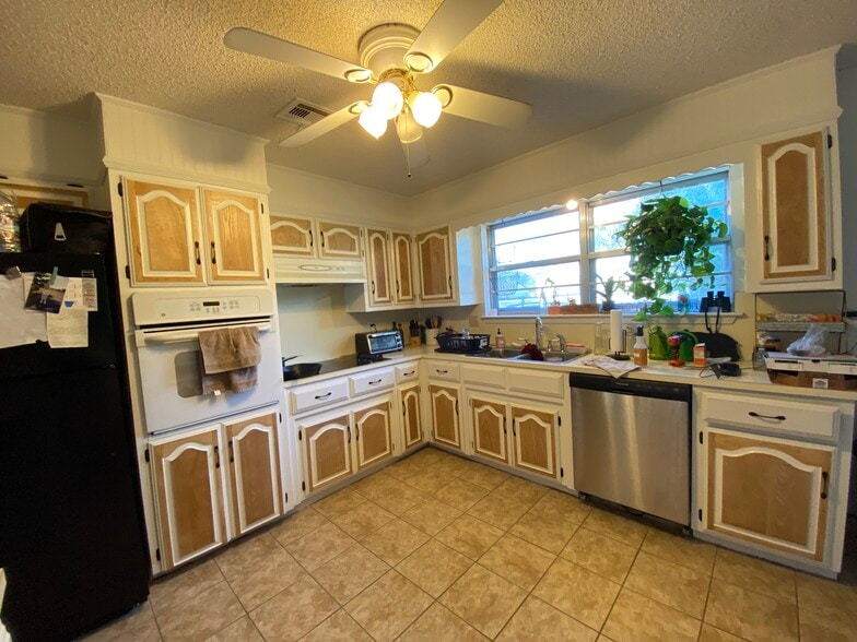 Building Photo - 324 texas ave