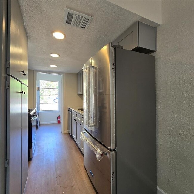 Building Photo - 1305 Dobie Dr