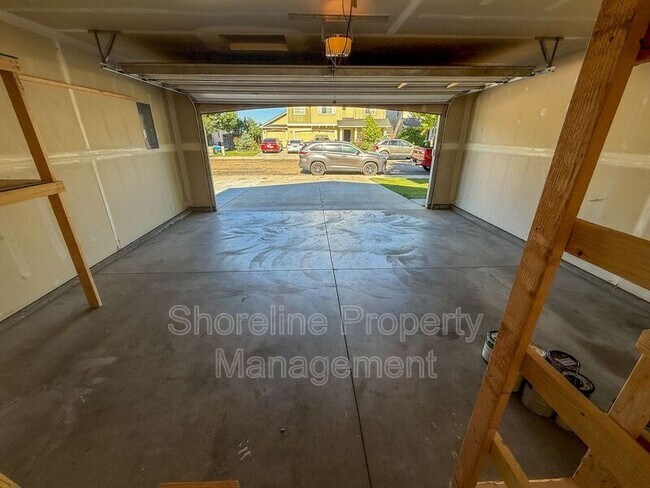 Building Photo - 3420 N Oakstone Ave