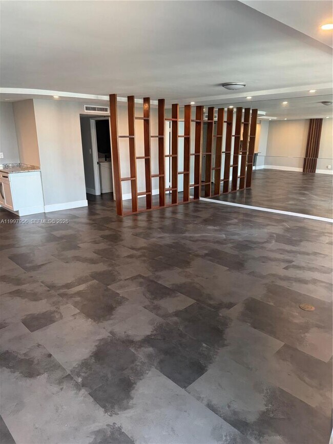 Building Photo - 1717 N Bayshore Dr