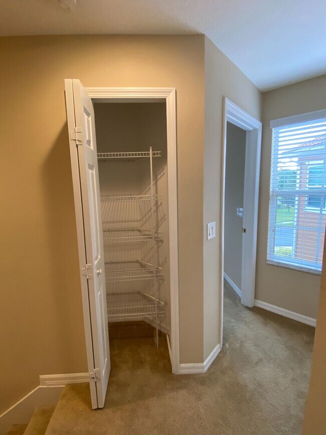 Building Photo - Townhome in Gated Community in the heart of Oviedo