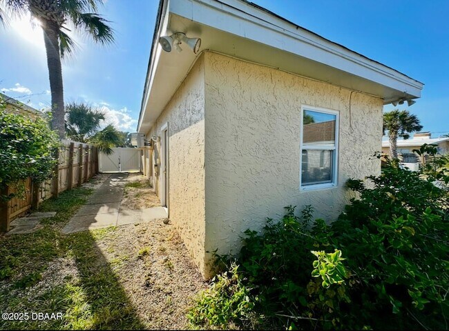 Building Photo - 1104 Jacaranda Ave