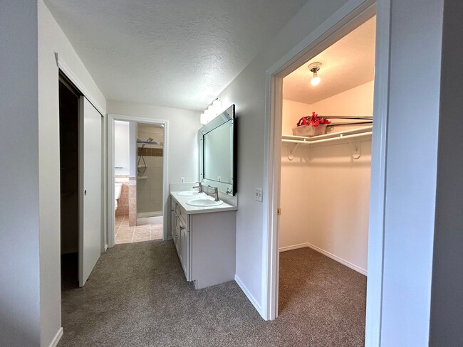 Building Photo - Beautiful 4BD Home | Fireplace, Fenced Backyard, Deck, Garage & A/C