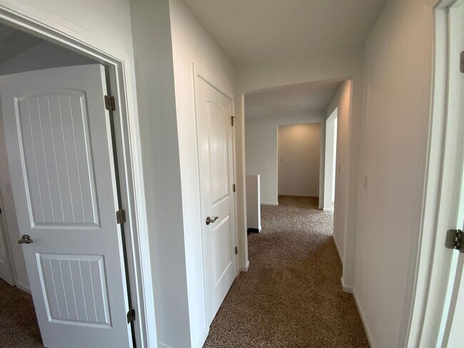 Building Photo - 5 Bedroom Luxury Home Available Near Louis...