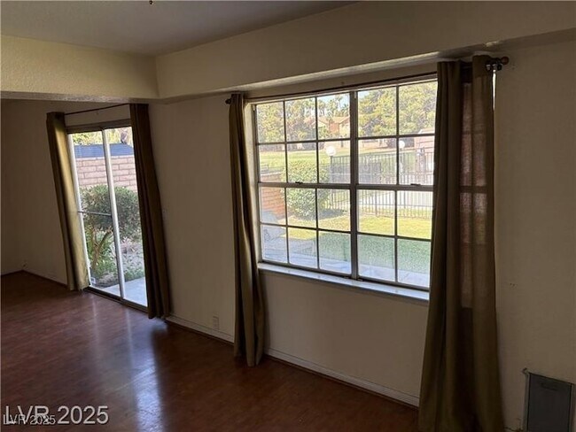 Building Photo - 2963 Pinehurst Dr
