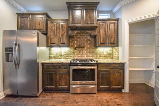 Building Photo - Stunning 4 bedroom, 2.5 bathroom home in Fayetteville!