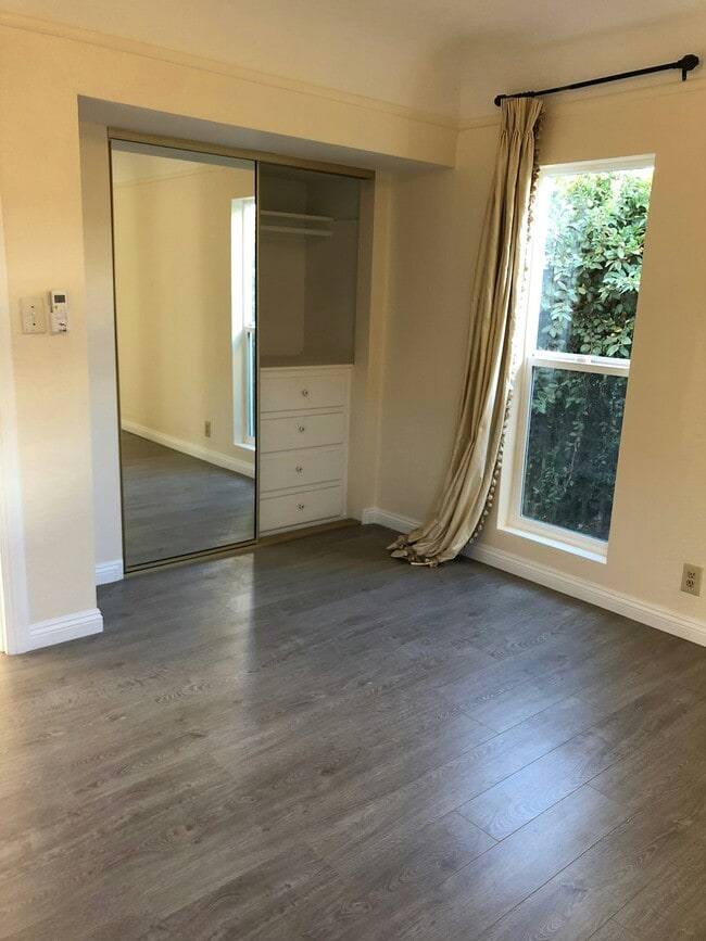 Building Photo - 516-516 N Olive Ave