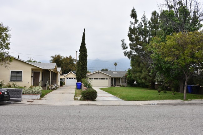 Building Photo - 3850 Blanche St