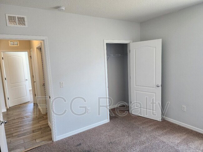 Building Photo - 469 Nova Dr