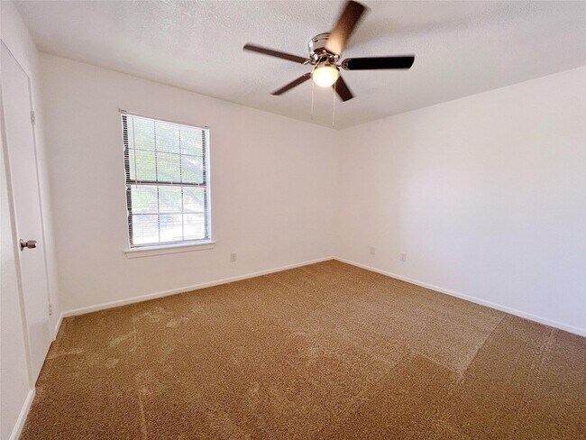 Building Photo - 616 Valley Spring Dr