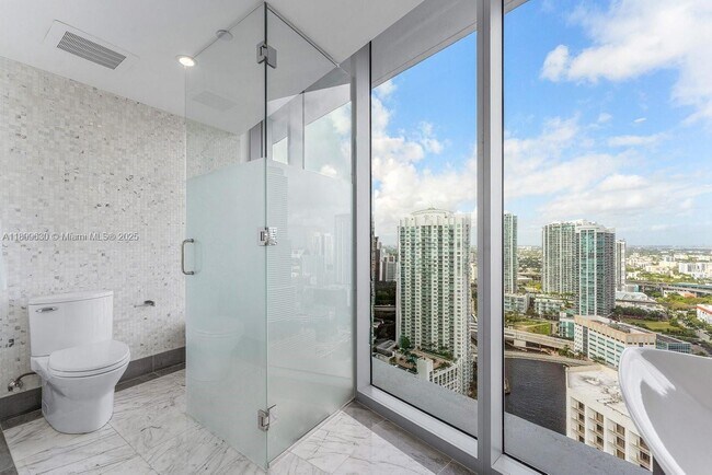 Building Photo - 200 Biscayne Blvd Way