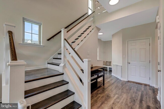 Building Photo - 250 Kestrel Ct