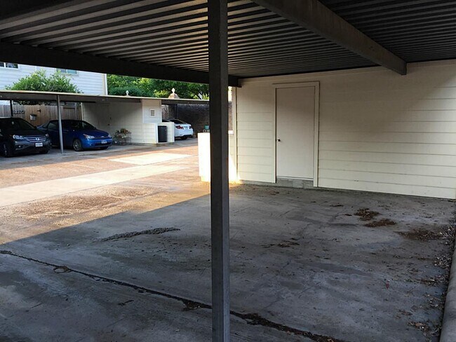 Building Photo - 10330 Briar Forest Dr