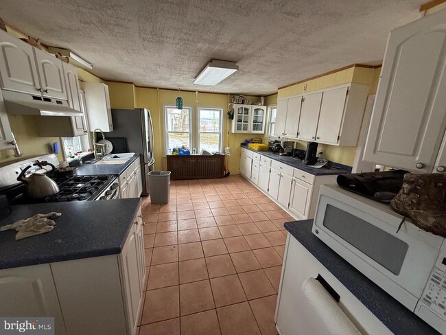 Building Photo - 937 Main St