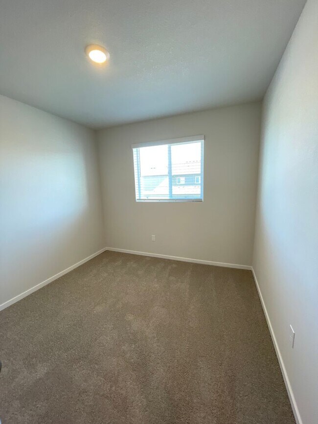 Building Photo - Town Home in NW Redmond's Canyon Ridge - PENDING APPLICATION