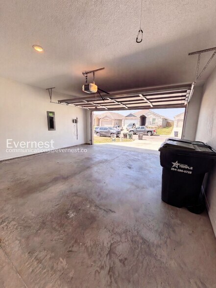 Building Photo - 2211 Hornbeam St