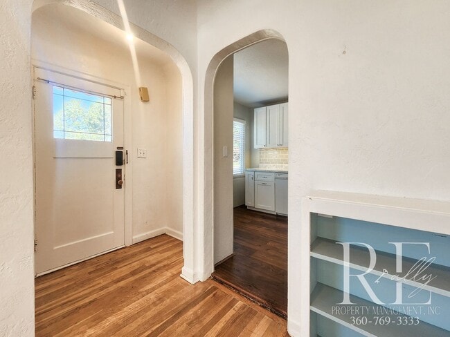 Building Photo - Classic Charmer with Water Views in the Heart of Manette