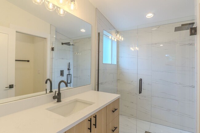 Building Photo - 2Bd/2.25Ba Seattle Home