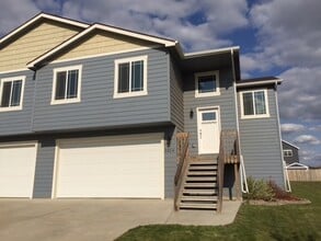 Building Photo - Spacious Townhouse for rent with No maintenance responsibilities!!