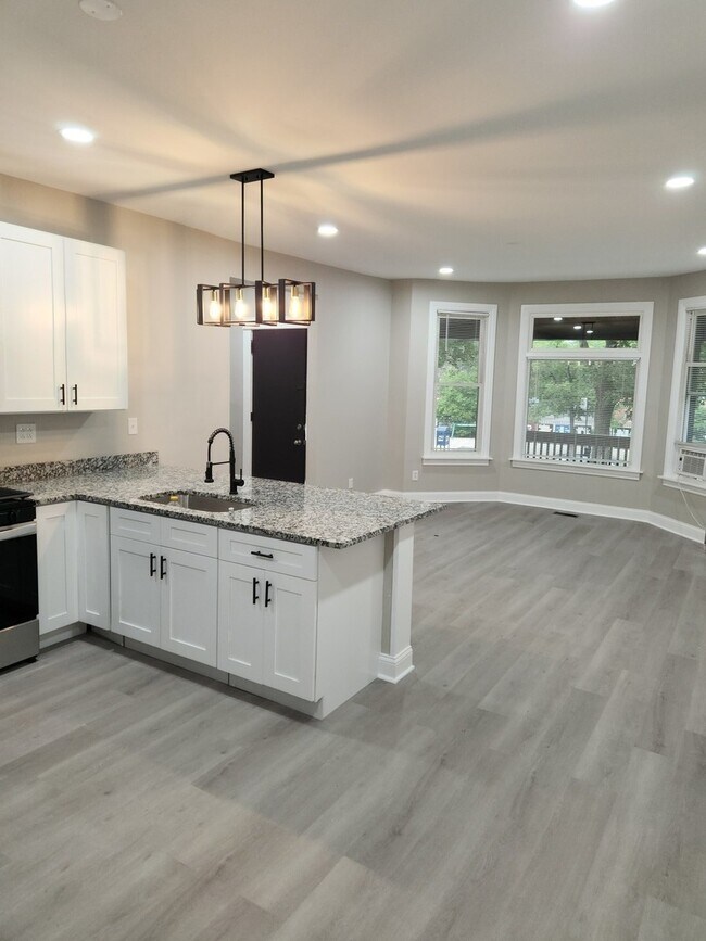 Building Photo - 4254 N Tripp Ave