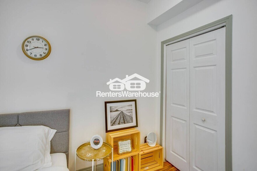 Building Photo - 1811 Quincy St NE