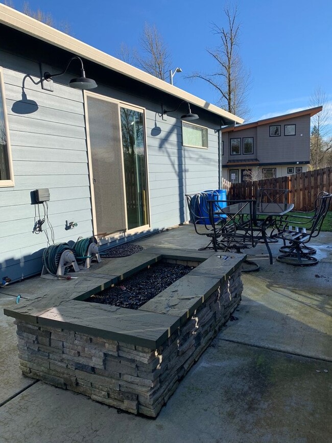 Building Photo - Beautiful Newly Custom Built Home! Vaulted Ceilings! Partially Furnished! Open Floor Plan!