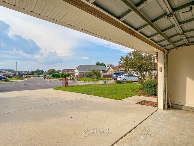 Building Photo - 4718 Lemoyne Vista