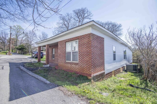 Building Photo - 912 Hotel Ave