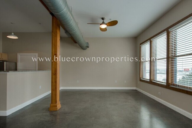 Building Photo - 2502 Live Oak St