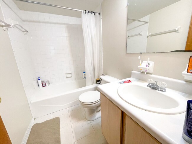 Building Photo - Campus Edge #913