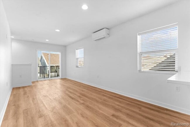 Building Photo - 1440 Lakepointe St