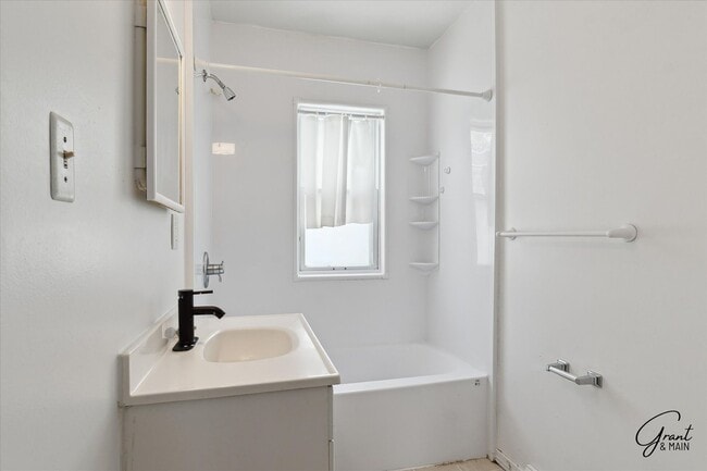 Building Photo - 3 bedroom bungalow $1300