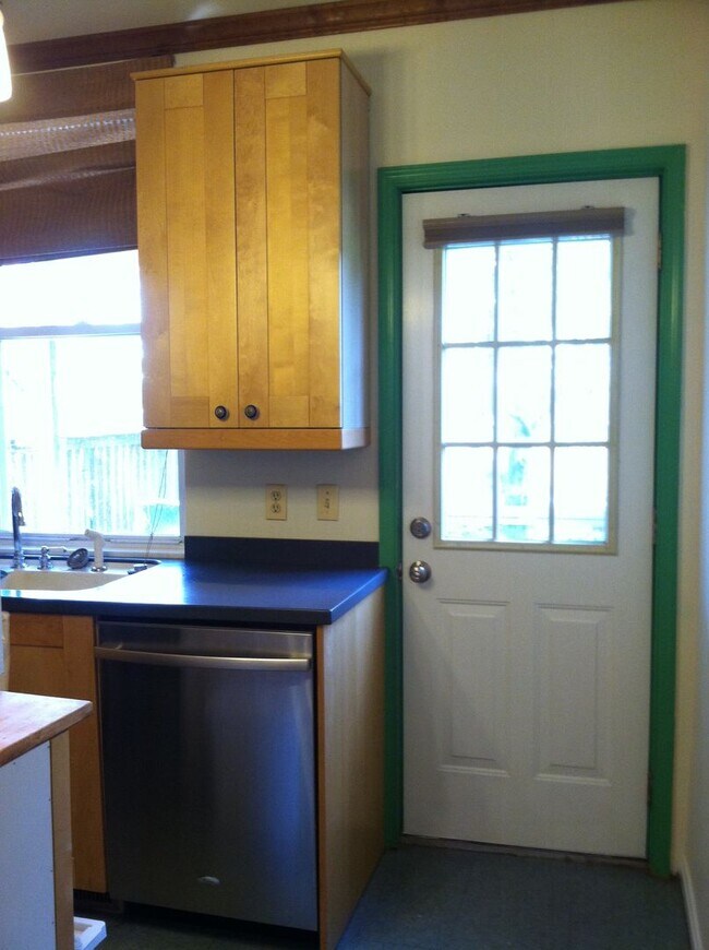 Building Photo - 3 bedroom row house located in desirable H...