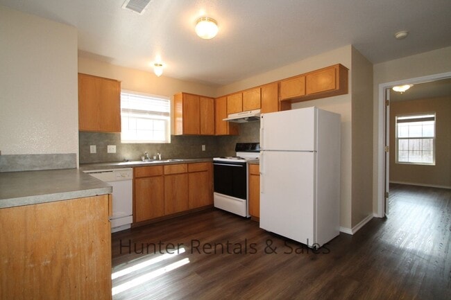 Building Photo - Delightful Townhouse!