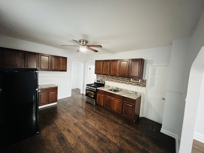 Spacious kitchen with tons of cabinet space - 4022 N Drake Ave