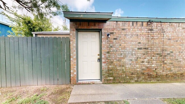 Primary Photo - 725 Peppertree Dr
