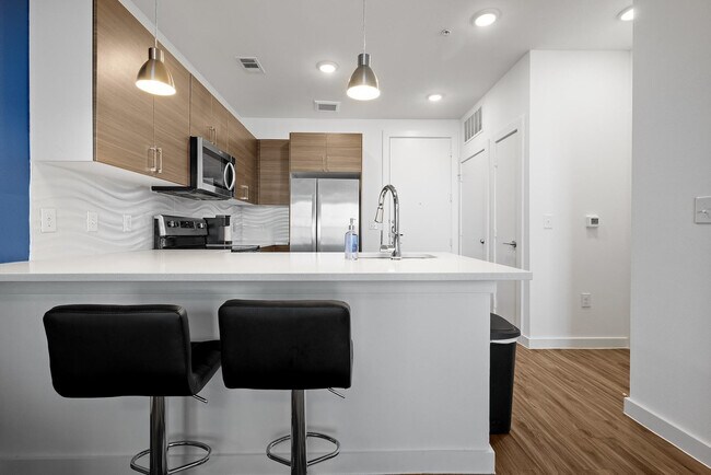 Building Photo - 2425 E Riverside Dr