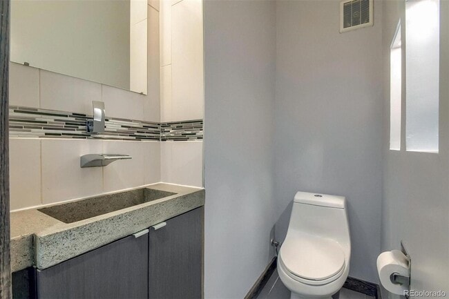 Building Photo - 2798 S Lincoln St