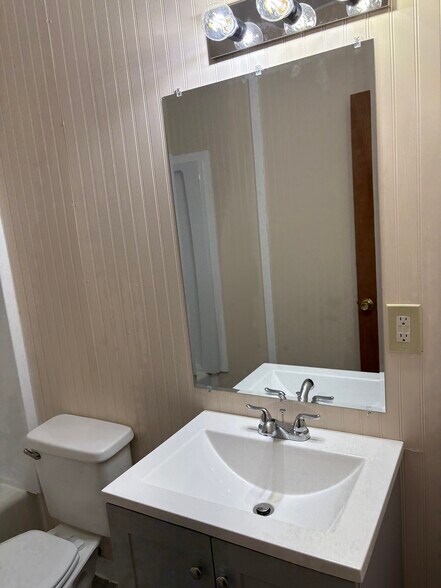 Bathroom - 5713 Norledge Ave